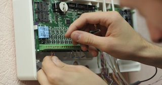 Монтаж аварийных сигнализаций от 3100 руб. в Каспийске
